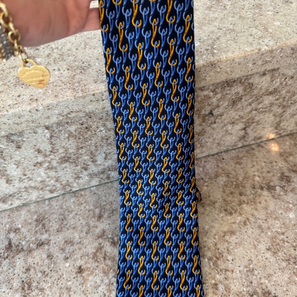 GUCCI MEN'S GG LOGO NAVY BLUE WITH GOLD & LIGHT BLUE DESIGN TIE BRAND NEW WIDES - Picture 3 of 4